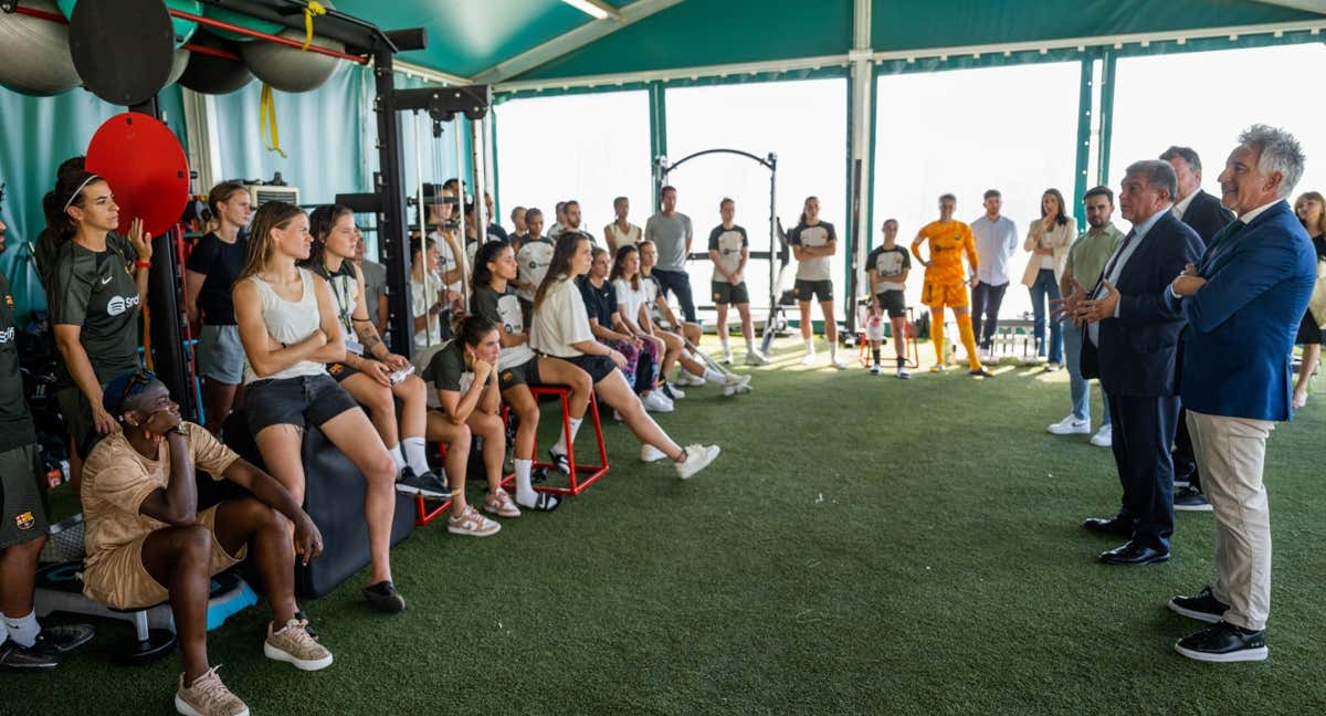 Joan Laporta visita a las jugadoras del primer equipo tras el entrenamiento. /FC BARCELONA