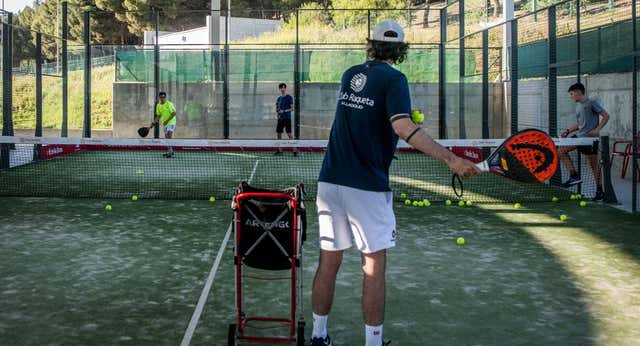 ¿Cómo convertirse en monitor de pádel? Una de las profesiones más demandadas del mundo del deporte