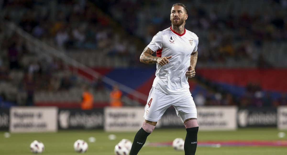 Sergio Ramos durante el calentamiento del Sevilla en Montjuic. /EFE