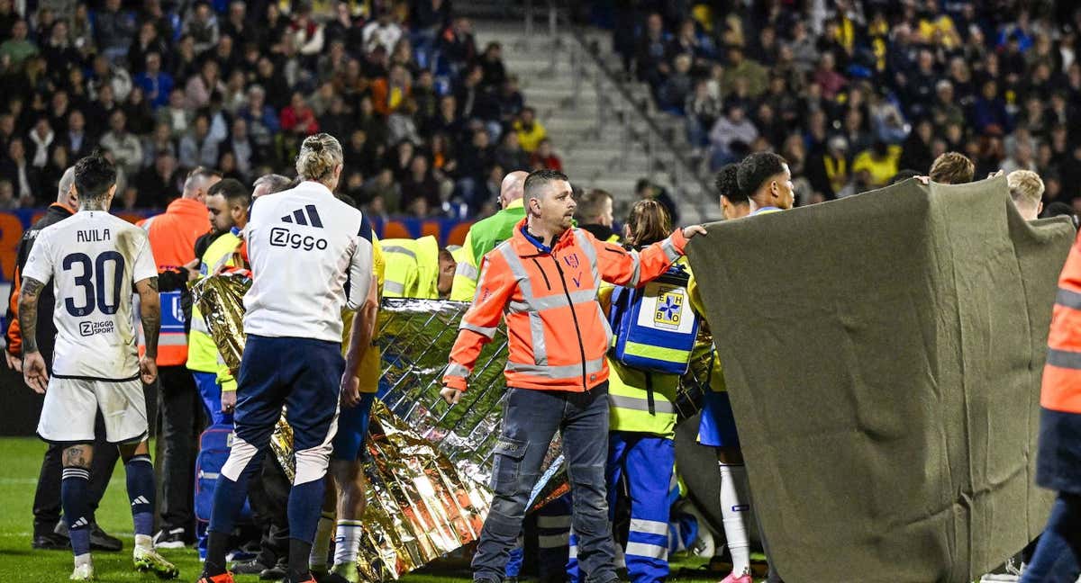 Se Rozó La Tragedia En El RKC-Ajax: Vaessen Se Desplomó Tras Un Golpe ...