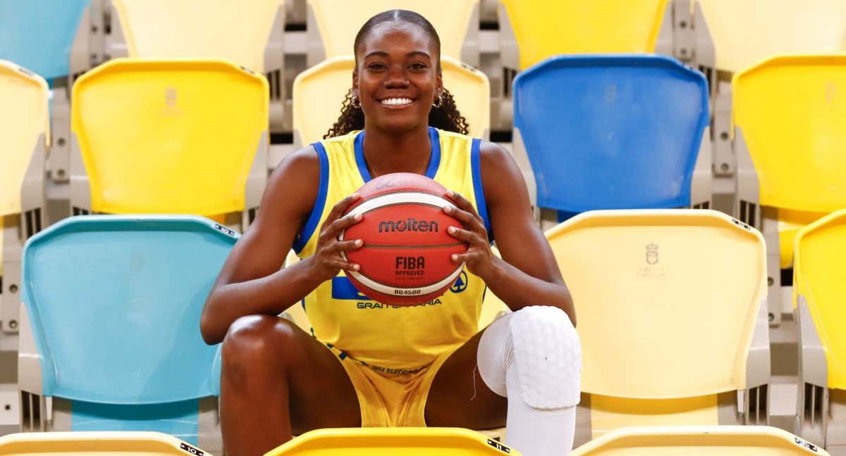 Iris Mbulito en las gradas, en su vuelta a la Liga Femenina Endesa./Spar Gran Canaria