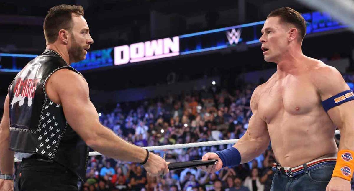 John Cena entrega el contrato para Fastlane a LA Knight.