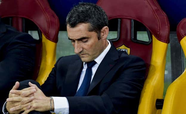 Valverde, en el banquillo tras la debacle ante la Roma. GETTY