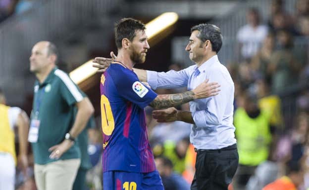 Ernesto Valverde, junto a Messi.