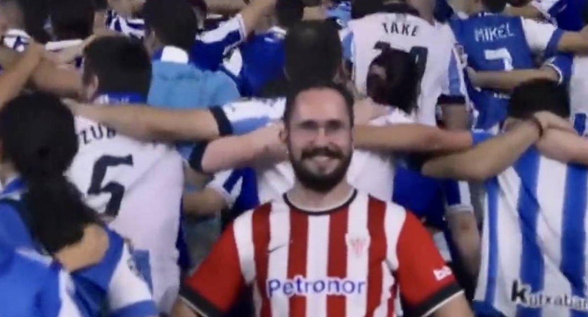 Un aficionado del Athletic ante una marea de seguidores de la Real.
