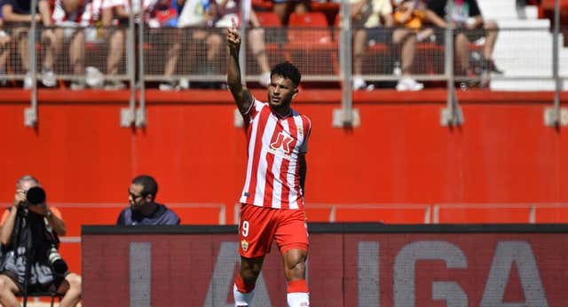 Luis Suárez marca un hat-trick en cinco minutos, su equipo no gana y se retira en camilla lesionado