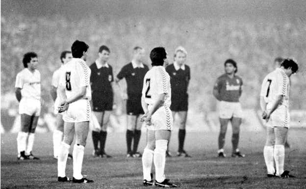 Maradona, al fondo, con varios jugadores del Real Madrid, en el minuto de silencio,  Europa Press