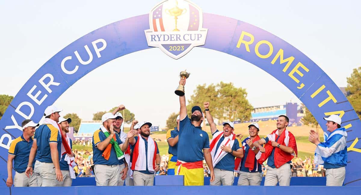 Jon Rahm levanta el trofeo de la Ryder Cup conquistado por Europa en Roma. /Getty