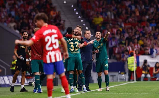 Riquelme pide agua en la banda izquierda, mientras Lucas Pires celebra el primer tanto del partido.  EP