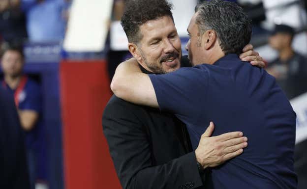 Simeone y Cádiz se abrazaron antes de empezar el partido.  EFE