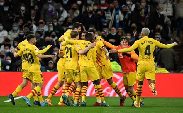Los jugadores del Barça celebrando el 0-4 en el Santiago Bernabéu.