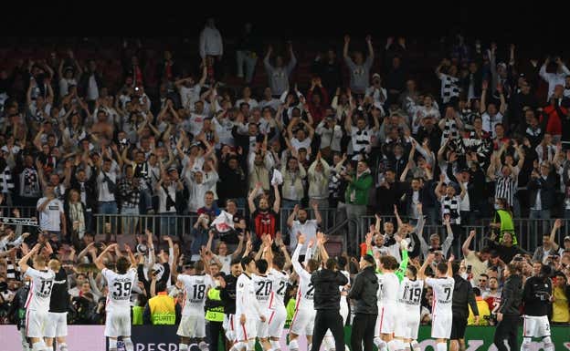 Los jugadores del Eintracht celebran el pase a semifinales en un Camp Nou blanco.  AFP