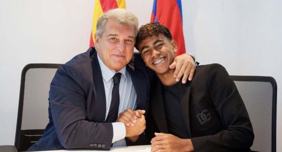 Joan Laporta y Lamine Yamal en el acto de renovación del delantero. /FCB