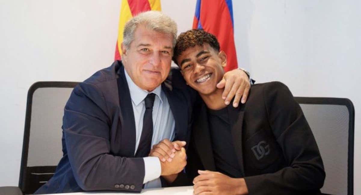 Joan Laporta y Lamine Yamal en el acto de renovación del delantero.