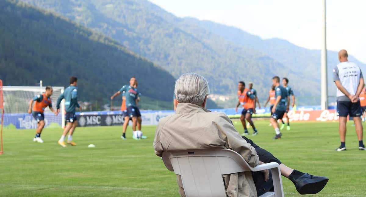 Aurelio de Laurentiis presencia un entrenamiento del Nápoles. /GETTY