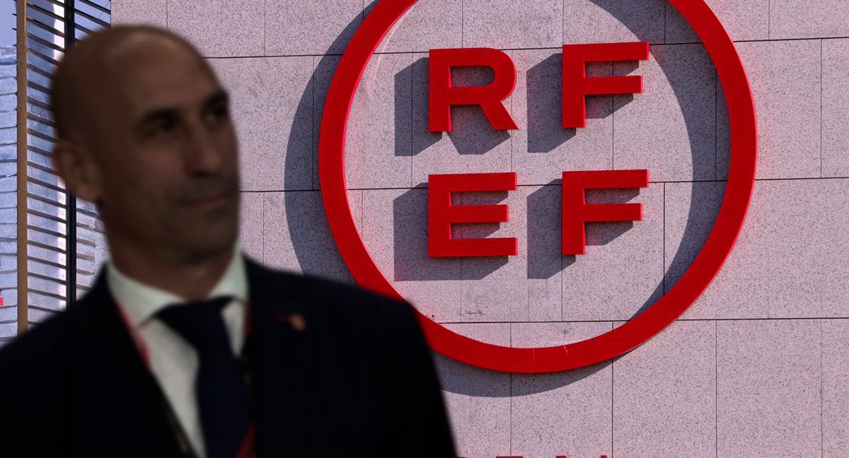 Montaje con el expresidente Luis Rubiales y la RFEF de fondo.