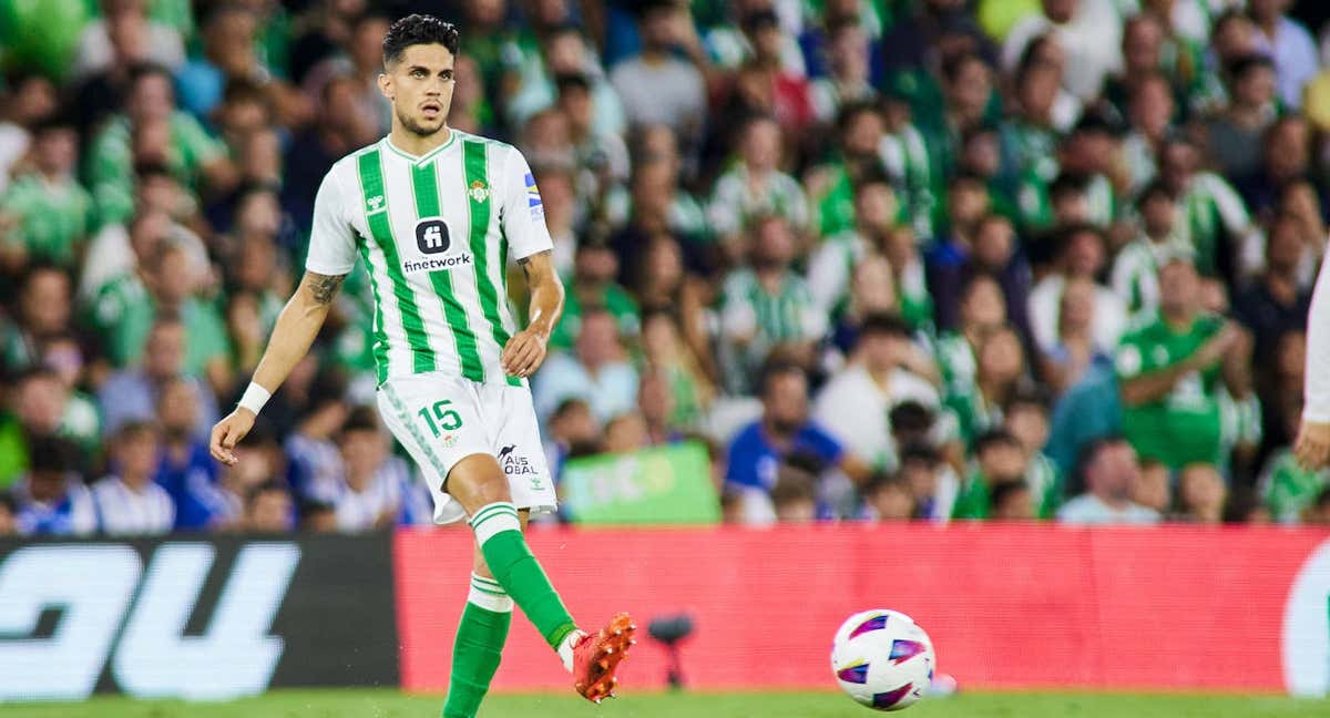 Marc Bartra toca el balón en el partido ante el Valencia.