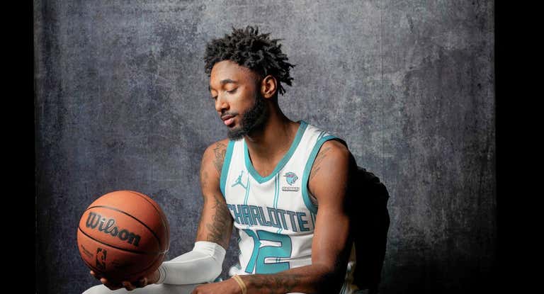Leaky Black con el escudo de Feastables en el lado izquierdo de la camiseta de los Charlotte Hornets.