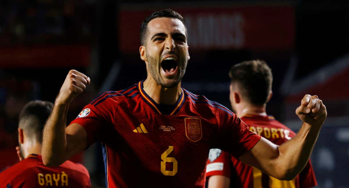 Mikel Merino celebra un gol con la Selección española./REUTERS