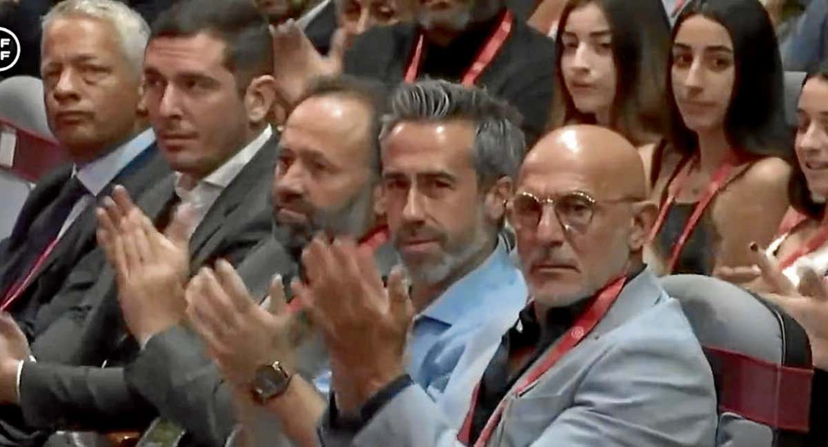De la Fuente, Chema Timón, Vilda o otros miembros de la RFEF aplaudiendo el discurso de Rubiales sobre el «falso feminismo».