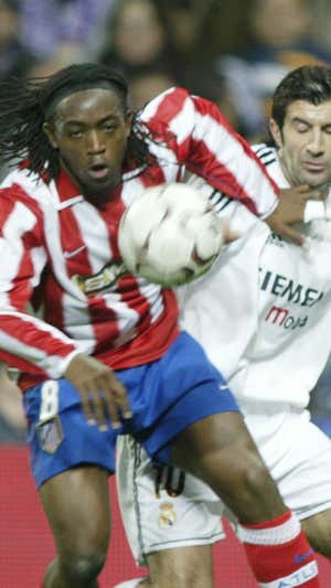 Musampa, ante Figo, en un derbi de la temporada 2003-04.  EFE