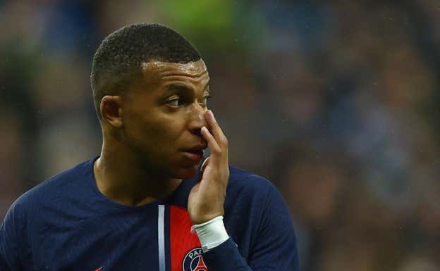 Mbappé se lamenta durante el partido.  REUTERS