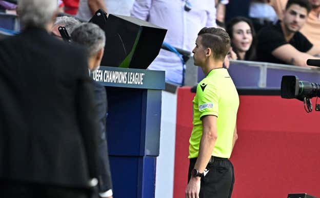 El francés François Letexier fue a revisar en el monitor el 1-1 de Morata en la primera parte.  EFE