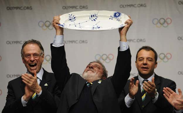 Nuzman, Lula y Cabral, tras la elección de Río 2016.  AFP PHOTO / PIERRE-PHILIPPE MARCOU