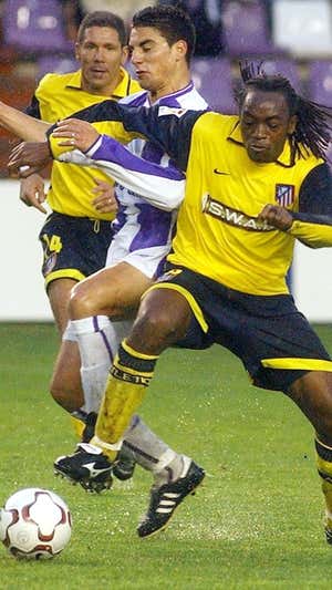 Musampa y Simeone, en un partido ante el Valladolid de la temporada 2003-04.  EFE