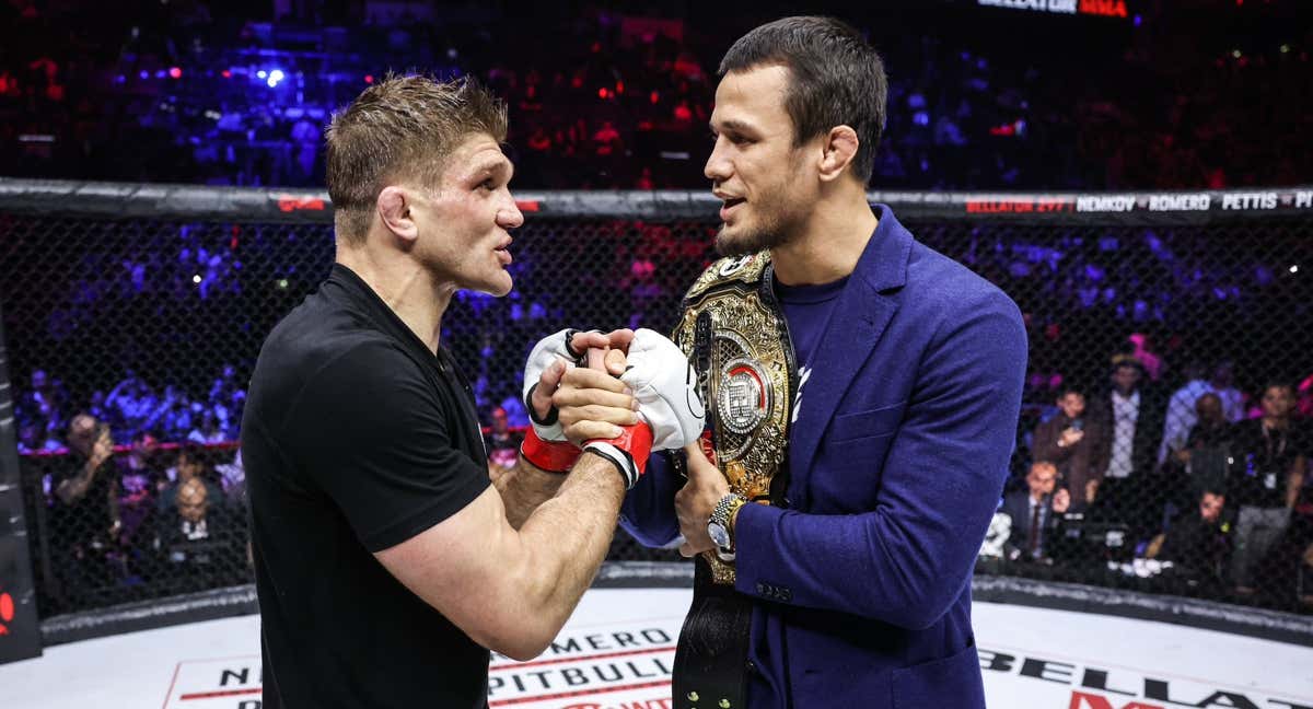 Brent Primus y Usman Nurmagomedov se saludan sobre la jaula de Bellator.