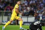 Sudor, lágrimas, sufrimiento... y Ferran Torres para alejar a los fantasmas europeos del Barça en Oporto