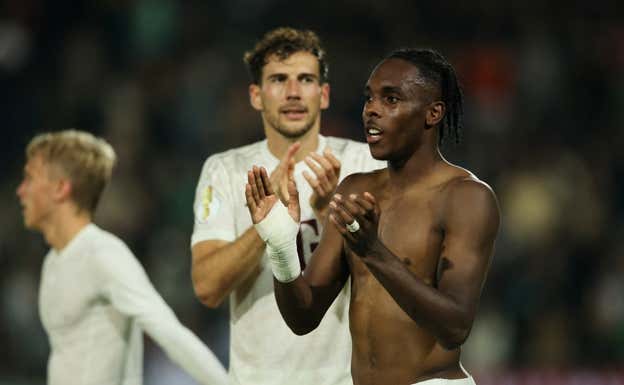 Mathys Tel al final de un encuentro.  REUTERS