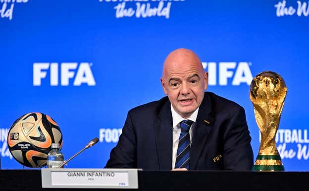 El presidente de la FIFA Gianni Infantino junto a la Copa del Mundo.  REUTERS