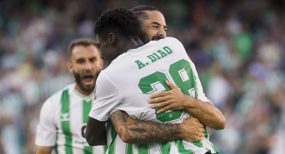 Isco y Assane se abrazan tras el gol del canterano./EFE