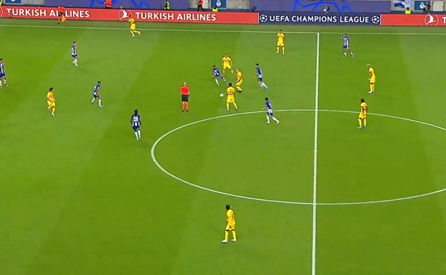Romeu da un pase de primeras para Gündogan, pero el envío es defectuoso y el Barça pierde el balón sin estar asentado en campo del Oporto.  WYSCOUT
