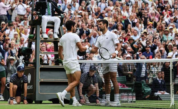 Alcaraz y Djokovic se saludan tras la final de Wimbledon. GETTY