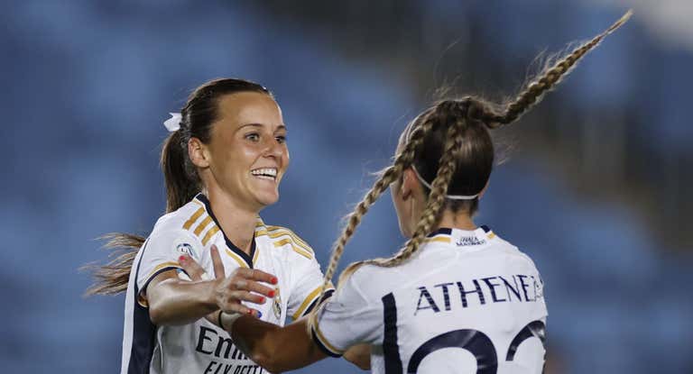 Raso y Athenea del Castillo celebran uno de los goles del Real Madrid frente al Betis.
