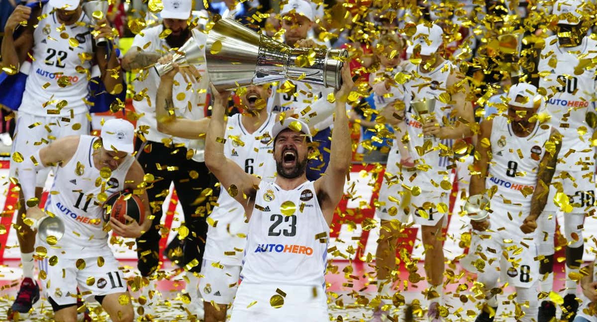 Sergio Llull con la Euroliga conquistada por el Real Madrid la temporada pasada./Efe