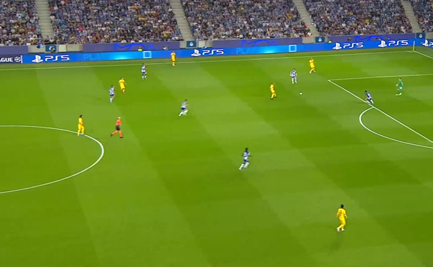 Romeu recibe con tiempo para girar.  WYSCOUT