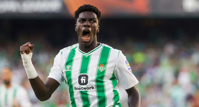 Assane Diao celebra un gol con el Betis.