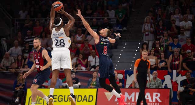 El Real Madrid gana al Baskonia en un agónico desenlace