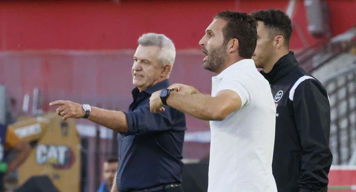 Javier Aguirre y Rubén Baraja dando instrucciones durante el Mallorca-Valencia. /EFE