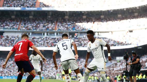 Bellingham y Vinicius ante Moncayola en el partido ante Osasuna./EP