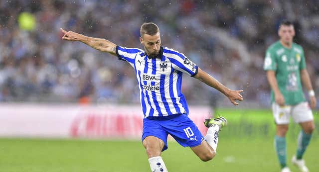 Expectación, goles, alguna crítica y una lesión hasta diciembre: así ha sido el aterrizaje de Canales en Rayados