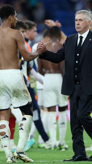 Ancelotti felicita a Bellingham.  REUTERS