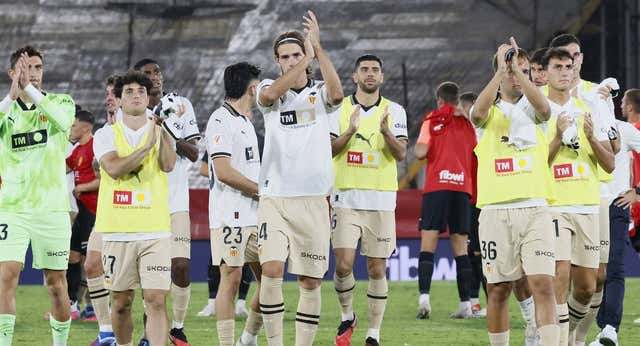 El vestuario del Valencia, indignado con las últimas actuaciones arbitrales: «Aquí no pasa nada»