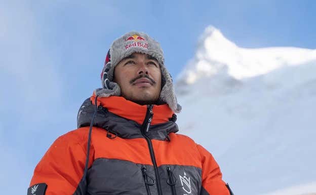 Nimsdai Purja tras subir el Manaslu.  Redes sociales