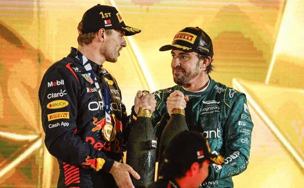Verstappen y Alonso, en el podio de la primera carrera del año en Baréin.  AFP