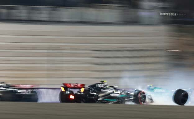 Lewis Hamilton, tras tocarse con George Russell en la primera curva del GP de Catar 2023.  EFE