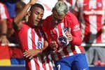 Un Atleti con traje de Lino al que le sonríe hasta el arbitraje